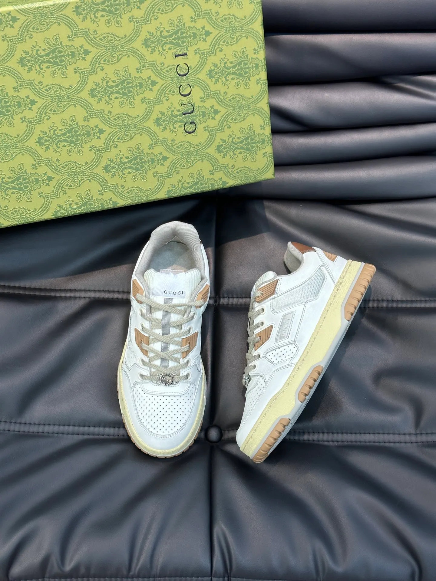 Men's Men's Shoes 💰p520 "GUCC*" Gucci's new couple's 👫 distressed effect sneakers. This low-top sneaker adopts a basketball-style silhouette design and cleverly incorporates hollow panels and distressed effects, showing its unique ingenuity. The ingenuity incorporates brand logo details such as interlocking Double G styling accessories and Gucci lettering, a low-key tribute to the brand's design heritage. A rubber non-slip outsole, inlays and embossed sole give the entire design a contemporary feel. Size: 35-45